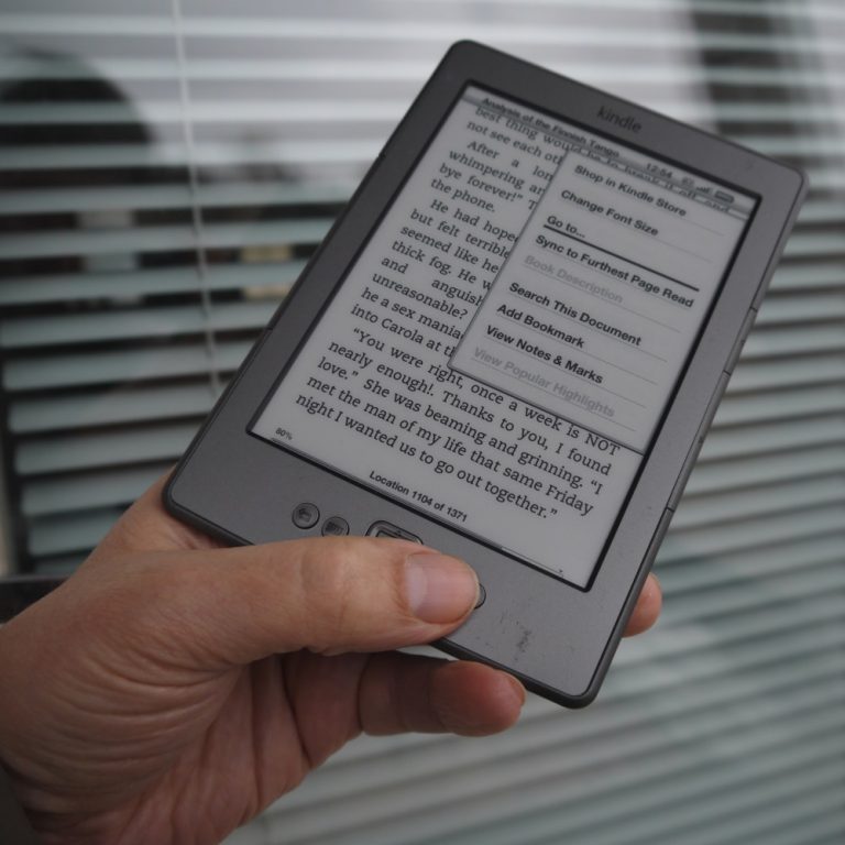 Amazon Kindle e-kirjojen lukulaite kädessä
