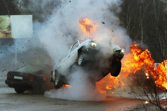 auto-onnettomuus. kaksi autoa, tulipalo. kuvalisenssi Shutterstock.